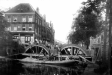 52714 Gezicht op de Oudegracht te Utrecht met links het hoekhuis Lijnmarkt 50; in het midden de Gaardbrug tijdens de ...