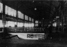 154648 Gezicht op het perron en de perronkap van het station Nijmegen van de Staatsspoorwegen te Nijmegen.