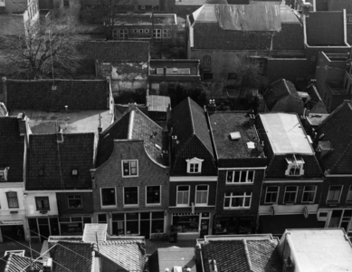 84551 Gezicht op de huizen Lange Smeestraat 16 (links) -26 te Utrecht, vanaf een in de Brandstraat geplaatste kraan.