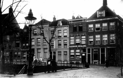 52843 Gezicht op de voorgevels van de huizen Nieuwegracht 29 (rechts)-hoger te Utrecht met geheel rechts de ingang van ...