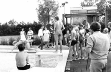 91477 Afbeelding van zwemmers op het openlucht zwembadencomplex Fletiomare (Esdoornlaan 5) te De Meern (gemeente ...