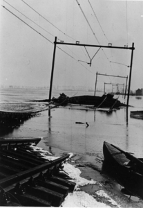 152837 Afbeelding van de overstroomde en weggespoelde spoorlijn bij Lage Zwaluwe kort na de watersnoodramp.