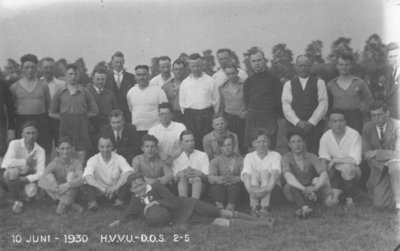 121430 Groepsprtret van de spelers van H.V.V.U. (Handelsreizigers Voetbal Vereniging Utrecht, staand) en D.O.S. ...