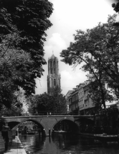 125274 Gezicht op de Hamburgerbrug over de Oudegracht te Utrecht, met op de achtergrond de Domtoren.