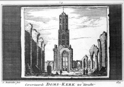 36944 Gezicht op het geruïneerde schip van de Domkerk te Utrecht uit het oosten met op de achtergrond de Westgevel en ...