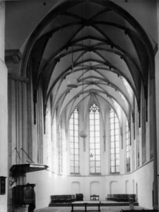 82057 Interieur van de Janskerk (Janskerkhof) te Utrecht: gezicht in het gerestaureerde schip en koor van de kerk uit ...