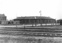 163653 Gezicht op de ronde locomotiefloods van de N.S. op het goederenemplacement Rietlanden te Amsterdam.N.B. De ...