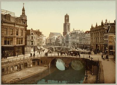 66881 Gezicht op de Bakkerbrug over de Oudegracht te Utrecht, met een paardentram en rechts de panden Oudegracht ...