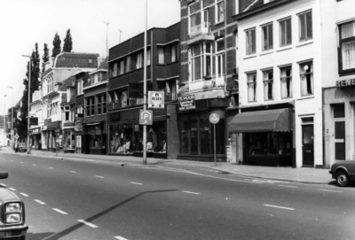 53771 Gezicht op een gedeelte van de noordelijke straatwand van de Biltstraat te Utrecht met de huizen nrs. 30 ...