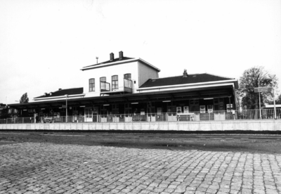 155865 Gezicht op de perronzijde van het N.S.-station Hoogezand-Sappemeer te Hoogezand.