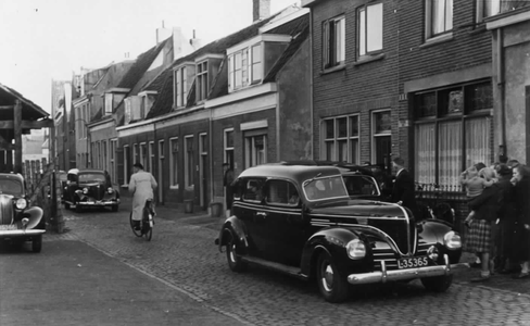 58108 Afbeelding van een bruidsauto voor het huis Helling 42 te Utrecht, het woonhuis van de bruid, tijdens het ...