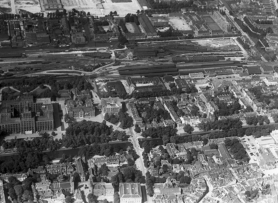 85055 Luchtfoto van de Stationswijk en omgeving te Utrecht, uit het oosten. Op de voorgrond de Mariaplaats, de ...