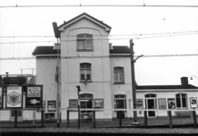 150153 Gezicht op de perronzijde van het N.S.-station Beek-Elsloo te Beek, kort voor de afbraak.