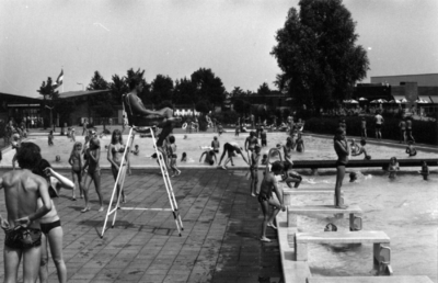 91488 Gezicht in het openlucht zwembadencomplex Fletiomare (Esdoornlaan 5) te De Meern (gemeente Vleuten-De Meern).N.B. ...