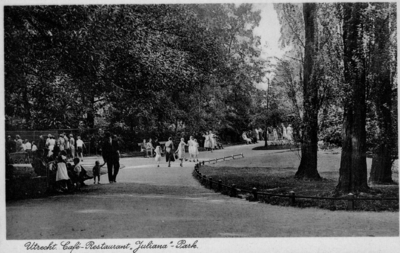 23936 Gezicht in het Julianapark te Zuilen.N.B. Het Julianapark is per 1 jan. 1954 bij de gemeente Utrecht gevoegd.