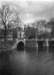 83784 Gezicht op de Bijlhouwerbrug over de Oudegracht te Utrecht (links) en de Tolsteegbrug over de Stadsbuitengracht.