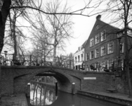 83615 Gezicht op de Magdalenabrug over de Nieuwegracht te Utrecht, uit het zuidwesten.