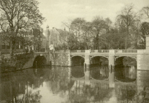 83782 Gezicht op de Tolsteegbrug over de Stadbuitengracht te Utrecht, uit het zuidwesten.