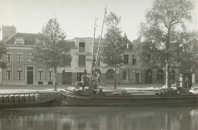 42609 Gezicht op de voorgevels van de panden Nieuwekade 17 (links) -20 te Utrecht, met op de voorgrond een schip in de ...