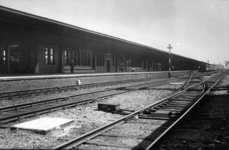 154607 Gezicht op het perron van het N.S.-station Deventer te Deventer.