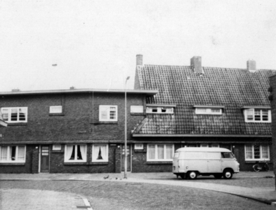 74925 Gezicht op de huizen Zijpestraat 22 (links) -28 te Utrecht.
