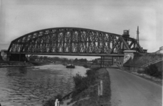 24523 Gezicht op de spoorbrug (DEMKA-brug) in de spoorlijn Amsterdam-Utrecht over het Merwedekanaal te Utrecht, uit het ...