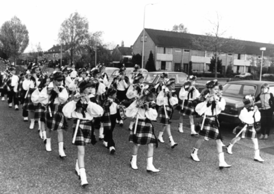91721 Afbeelding van de pijperblazers en lyraspelers van de drumband van de muziekvereniging De Bazuin in de Oranjelaan ...