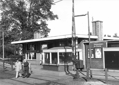 150761 Gezicht op de perronzijde van het N.S.-station Veenendaal-de Klomp te De Klomp met overpad.