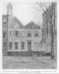 38085 Gezicht op de voorgevel van het huis Pieterskerkhof 5 te Utrecht met rechts een gedeelte van het zuidertransept ...