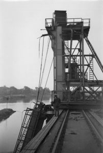 155375 Gezicht op de opgeblazen verkeersbrug over de IJssel te Zutphen.