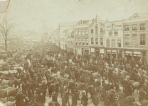 72843 Gezicht op de noordoosthoek van het Vredenburg te Utrecht, uit het zuiden, tijdens de paardenmarkt.