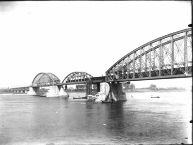 164229 Gezicht op de spoorbrug over de Waal te Nijmegen, met de tijdelijke middenoverspanning.