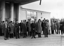 91804 Afbeelding van de genodigden bij de officiële opening door burgemeester J.H. van der Heide van de ...