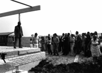 90424 Afbeelding van de toespraak door wethouder W. H. J. de Jongh na het leggen van de eerste steen voor de bouw van ...