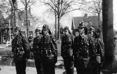 90587 Afbeelding de brandweerlieden G. van Rossenberg, J. Benschop, B. van der Landen, S. Hoekstra, R. Brouwer en C. ...