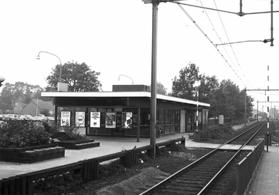 150857 Gezicht op de perronzijde van het N.S.-station Wijchen te Wijchen.