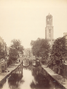 122468 Gezicht op de Oudegracht Tolsteegzijde te Utrecht met in het midden de Gaardbrug en op de achtergrond de Domtoren.