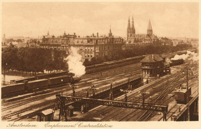 162549 Gezicht op het emplacement Westelijk Eiland bij het N.S.-station Amsterdam C.S. te Amsterdam, met het seinhuis Post I.