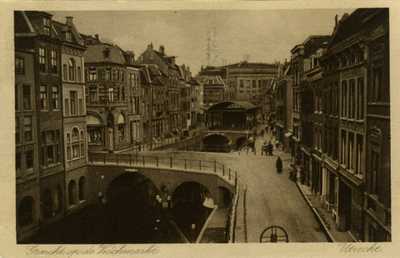 123441 Gezicht op de Maartensbrug te Utrecht, rechts de Lichte Gaard en op de achtergrond de Kalisbrug en een gedeelte ...