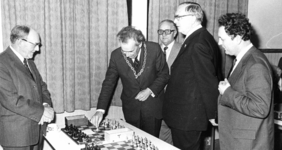 91168 Afbeelding van simultaanwedstrijd schaken, georganiseerd door de Schaakclub Trio te De Meern (gemeente Vleuten-De ...