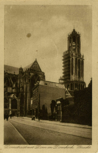 123368 Gezicht in de Domstraat te Utrecht, met de Domkerk (gedeeltelijk) en de Domtoren op de achtergrond.