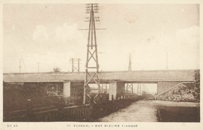 161476 Gezicht op het viaduct in de Insulindelaan te Hilversum over de spoorlijn naar Amsterdam.