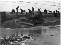 157039 Afbeelding van herstelwerkzaamheden aan de spoorlijn bij Lage Zwaluwe, na de watersnoodramp.