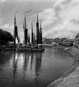 5574 Gezicht op een aantal vissersschepen in de Oude Haven van Spakenburg (gemeente Bunschoten), uit het zuiden, met ...
