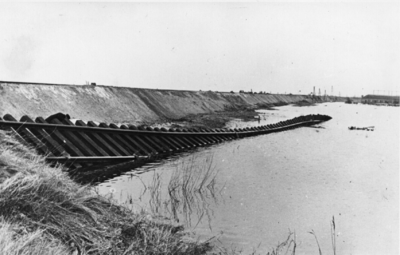 152846 Afbeelding van de verzakte spoorlijn nabij de Sloedam kort na de watersnoodramp. Op de achtergrond het inmiddels ...