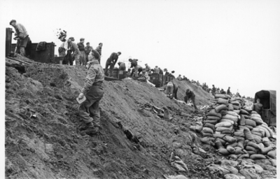 156837 Afbeelding van het vullen van zandzakken ten behoeve van het herstel van de spoorlijn door Zeeland, na de ...