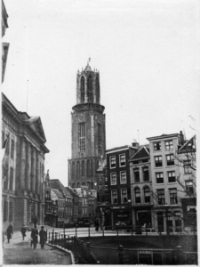 66883 Gezicht op de Stadshuisbrug te Utrecht, met links het stadhuis en rechts de huizen aan de westzijde van de ...