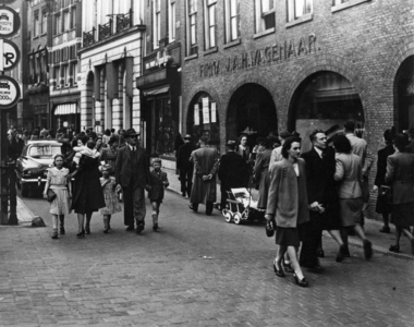 28429 Afbeelding van winkelend publiek op de Oudegracht te Utrecht ter hoogte van de Muziekhandel J.A.H. Wagenaar ...