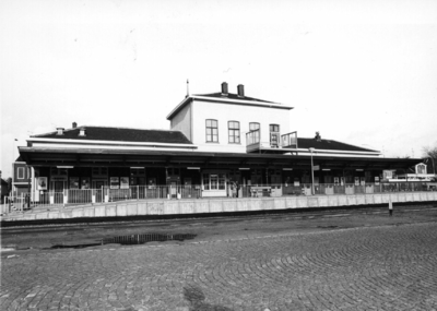155866 Gezicht op de perronzijde van het N.S.-station Hoogezand-Sappemeer te Hoogezand.