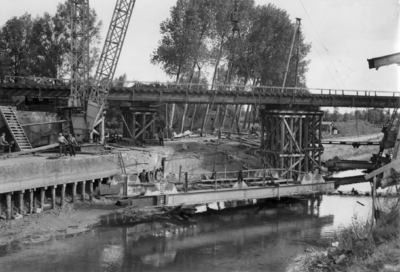 155347 Gezicht op de in reparatie zijnde spoorbrug over de Zuid Willemsvaart te Weert.